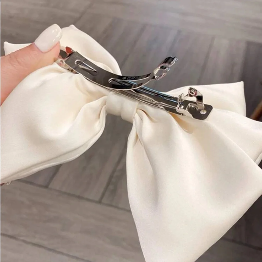 Off white / ivory bow with pearls French clip - Picture 4 of 4